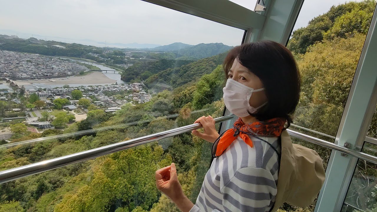 Experience a captivating journey with this ropeway video to the majestic Iwakuni Castle.