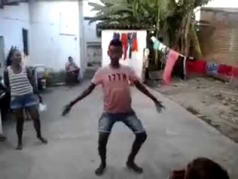 La em casa tem um pintinho e o pintinho piu,piu,piu,piu...