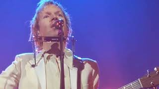 Kadr z teledysku Thinking About You tekst piosenki Beck