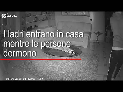 Ladri entrano in casa di notte, ripresi da una telecamera Ezviz