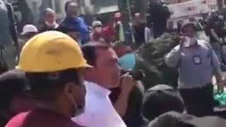 México: Voluntarios repudian y echan a Osorio Chong de una fábrica colapsada por el sismo (VIDEO)