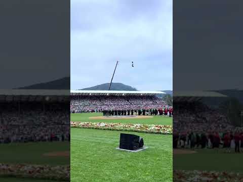 Gänsehaut am ESAF 2022: 50‘000 Schwingfans singen den Schweizerpsalm in Pratteln!