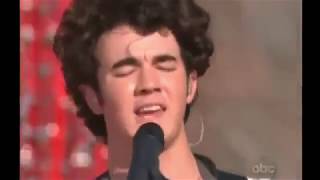 Jonas Brothers - Joy to the world (Disney Parks Magical Christmas Parade 2001)