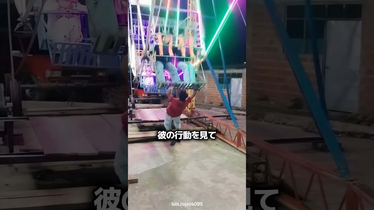 遊具を素手で回す男の正体 🤯