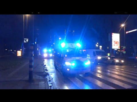 Primeur  Ambulance 17133 en 17166 met spoed naar het EMC in Rotterdam