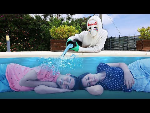 DORMIAMO DENTRO LA PISCINA VUOTA E IL DOTTOR TIMOTI LA RIEMPIE DI NASCOSTO!
