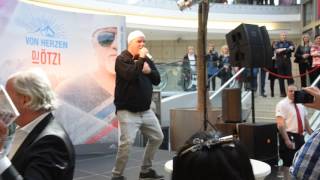 Autogrammstunde von DJ Ötzi -  A Mann für Amore