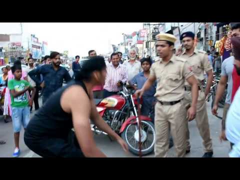 CWE-Wrestler Shanky Singh Chokeslam gegen Polizeibeamten Pandey.
