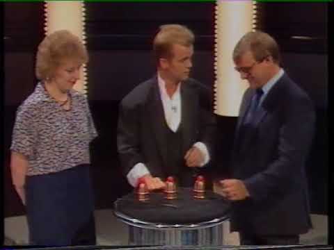 Wayne Dobson - Cups & Balls Routine - www.dtrik.com