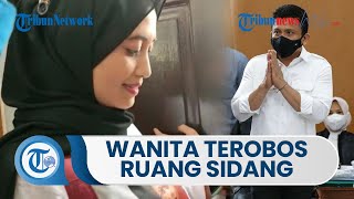 Wanita Berkaus Gambar Ferdy Sambo Terobos Sidang untuk Temui dan Foto Bareng eks Kadiv Propam Polri