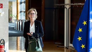 Mittelfristige Kürzung europäischer Geldmittel laut EU-Kommissarin Albuquerque möglich