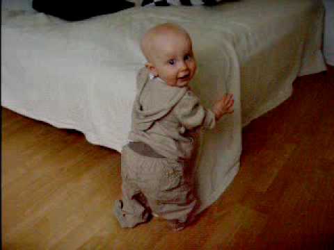 Dansande liten bebis