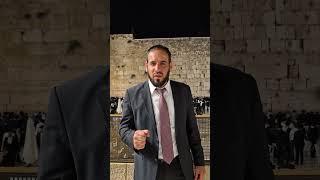 כבוד הרב בברכה מיוחדת מהכותל המערבי, הלילה. (הרב דוד פריוף) - התמונה מוצגת ישירות מתוך אתר האינטרנט יוטיוב. זכויות היוצרים בתמונה שייכות ליוצרה. קישור קרדיט למקור התוכן נמצא בתוך דף הסרטון