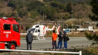 preview picture of video '熊本県ドクターヘリ 2015.02.15 10:35~   芦北町 岩崎グラウンドより離陸'
