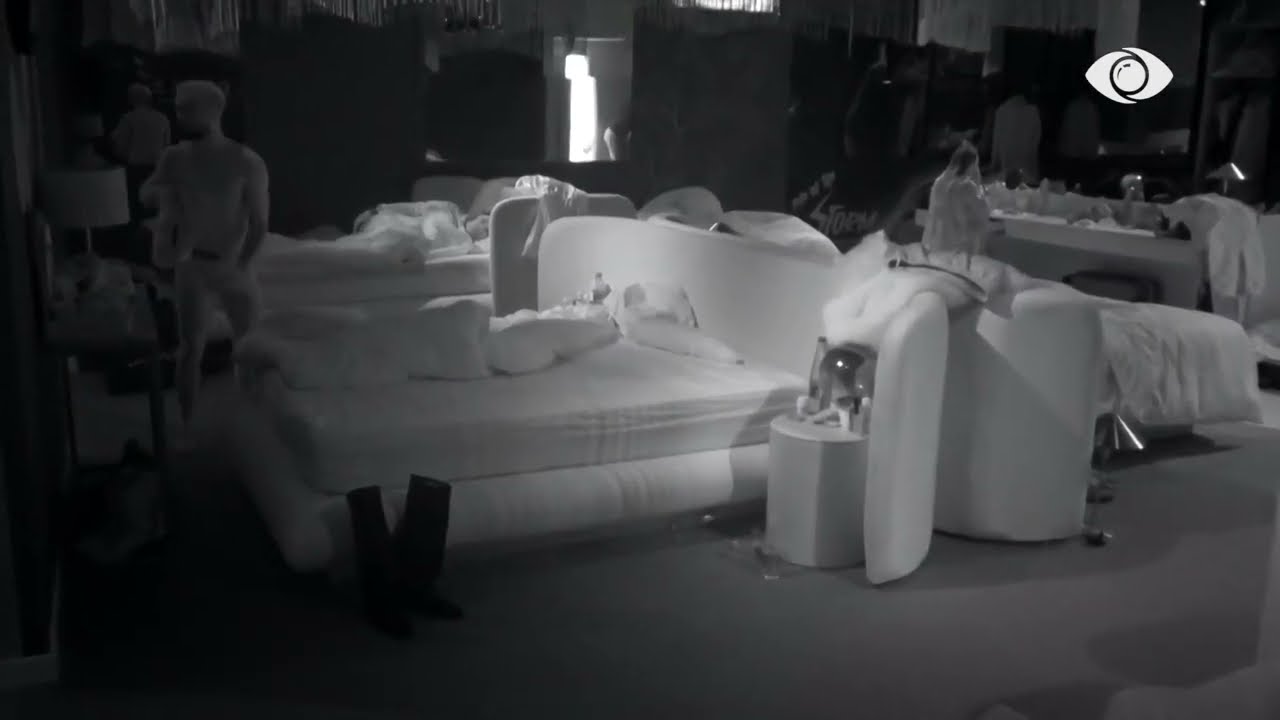 Gjesti vijon t’ju marrë sende banorëve, i fsheh nën jastëk dhe krevat