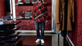 Total-look от Dolce&Gabbana: пальто, футболка, джинсы Luxury, сникеры Portofino