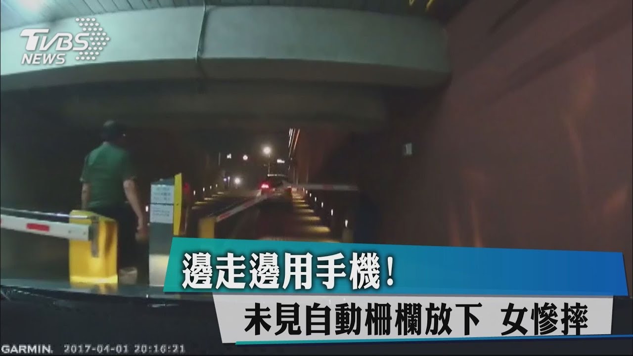 女直衝車道遭柵欄KO倒地　網友重播10次笑喊：太療癒
