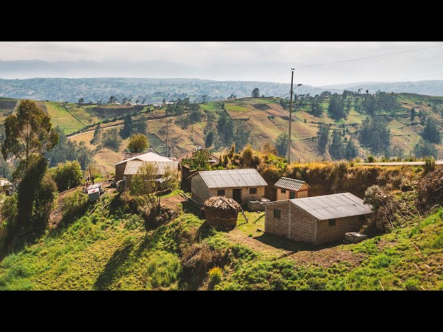 Vita in un villaggio di montagna. Come si vive nelle Ande a 3600 m. La vera vita rurale di campagna