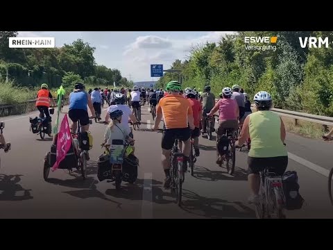 Fahrraddemo auf der A66 durchs Rhein-Main-Gebiet