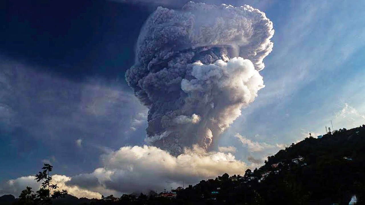 Soufrière, le réveil du monstre - Guadeloupe en alerte rouge - Volcan - Documentaire - GD