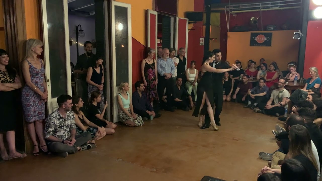 Video thumbnail for Krishna Olmedo y Daniela Barria tango exhibicion en La Cachivacheria Milonga 1