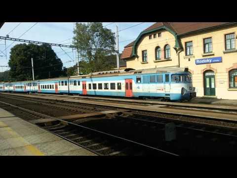 ČD451.080/091 odjíždí z Roztok u Prahy 23.8.2015