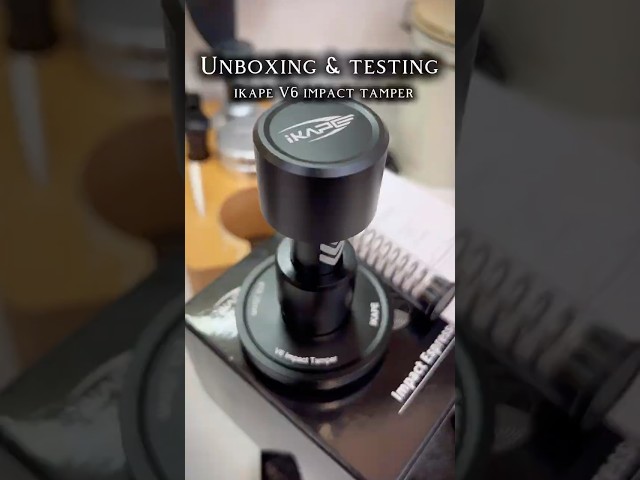 Vídeo relacionado con Juego de Prensador de Café de 51 mm, Accesorios para Prensar 23 PCS con Jarra de Leche de Acero Inoxidable de 350 ml y Agitador de Café, 16 Plantillas de Café, Lápiz para Arte Latte, Kit de Barista