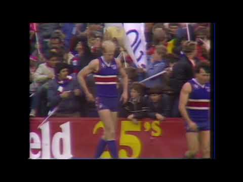 A Strangler in the Crowd - 1985 Round 11 - cheersquad shenanigans