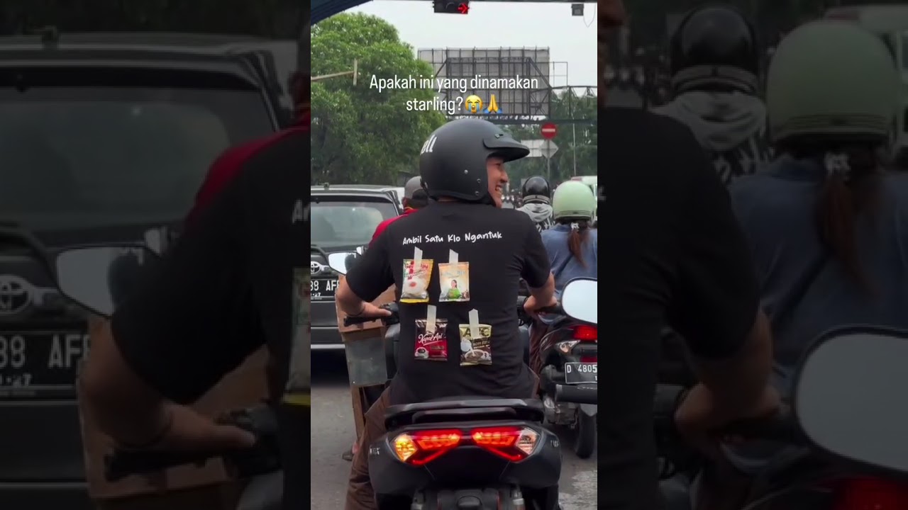 Bikin Ngakak Pemotor Bagi-bagi Kopi di Jalan