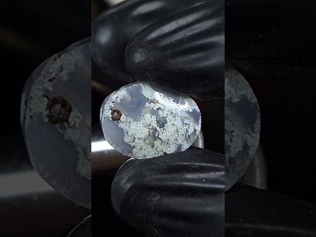 حجر عقيق بتكوين جمالي طبيعي