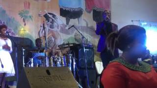 Nathi Sithole singing Ufanelwe by Sfiso Ncwane