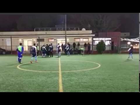 Rissa durante una partita di calcetto.