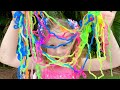 Nastya e pai fazem enorme lodo multicolorido Nastya e pai fazem enorme lodo multicolorido