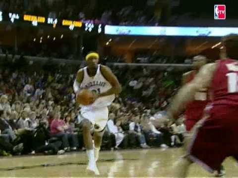 Hakim Warrick Throws Down a Monster Jam