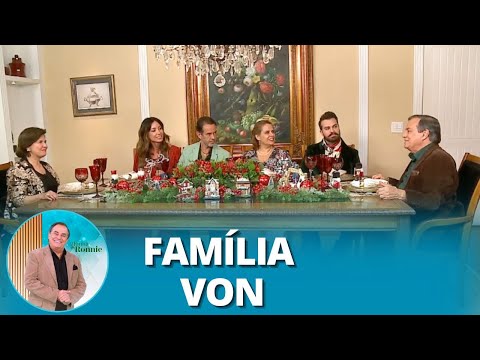 Ronnie introduces his wife, daughter-in-law, and children in a Christmas special.