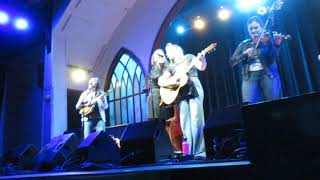 Della Mae      &quot;Pine Tree&quot;