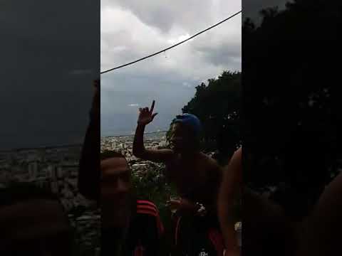 Fazem festa com armamento de guerra!