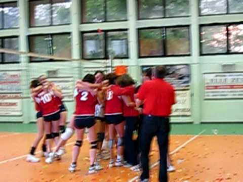 La Synclean Emmezeta Team 03 festeggia la promozione nella B2 di volley