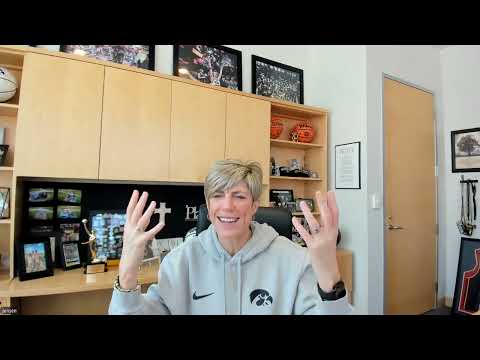 Hören Sie die Meinung von Jan Jensen, Trainerin der Damen-Basketballmannschaft von Iowa, bevor di...