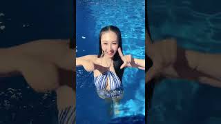 お団子頭の爆乳ビキニ美女がプールで遊んでるね！