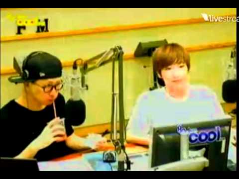 110815 SUKIRA - Eunhyuk eating during break :)