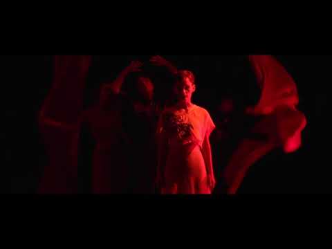 The Same Self: dialog akrobatky a zpěvačky o ženství