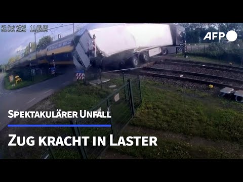Zug kracht in Laster mit Ladung Birnen | AFP
