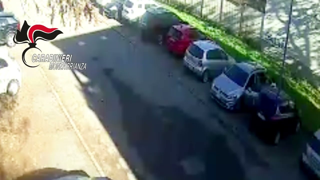 Seregno, getta benzina negli occhi alla ex e cerca di darle fuoco: lei si chiude in auto