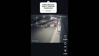 Mulher pilotando moto 😂 sorte que ficaram bem