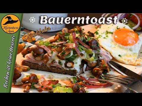 Rustikaler Bauerntoast mit Eierschwammerl ( Pfifferlinge ) und Speck