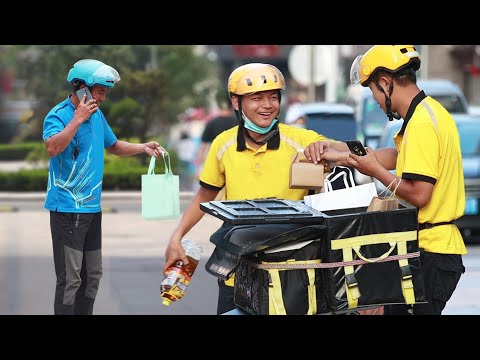 當外賣小哥取餐時得知蛋糕是點給自己的，他們的反應太令人動容了