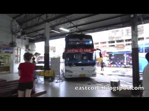 Hino Nacional Tailandês no terminal rodoviário de Khon Kaen