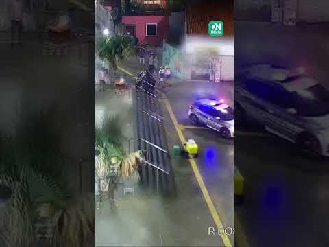 Jovens são flagrados raspando pintura de mirante na Praia de Iracema