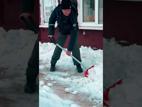 Как службы в Лепеле борются с наледью и скользкими тротуарами?